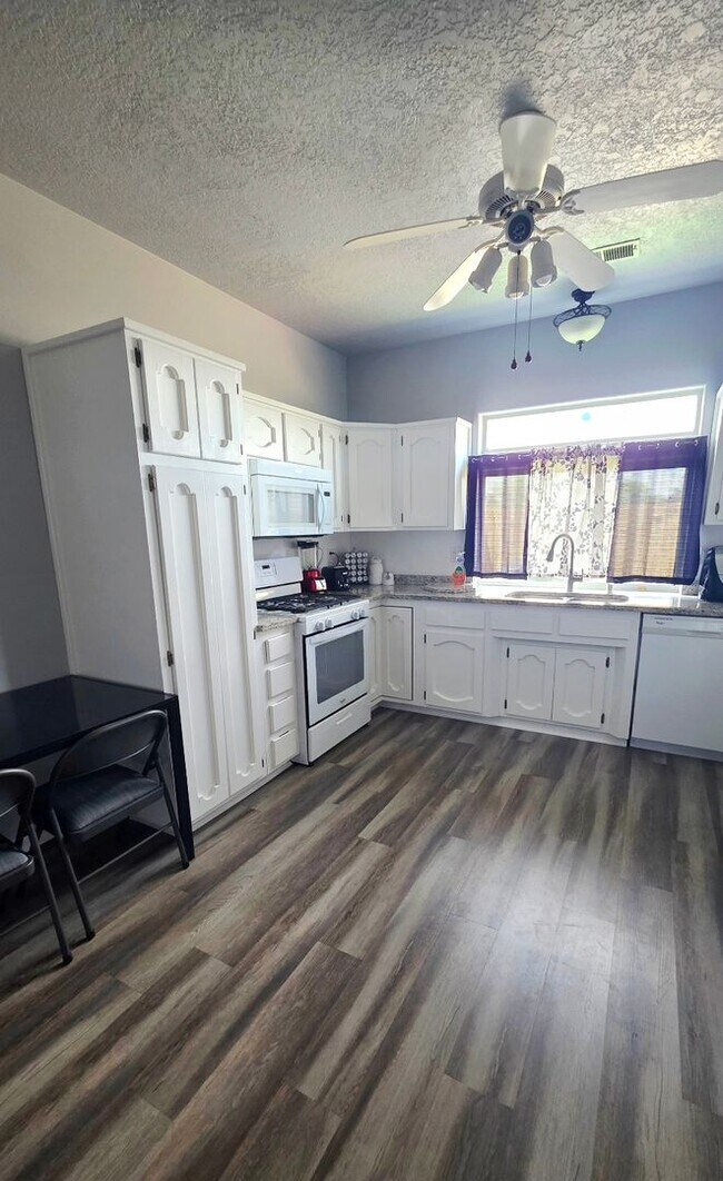 Building Photo - Spacious Northeast Heights Townhome for Rent!