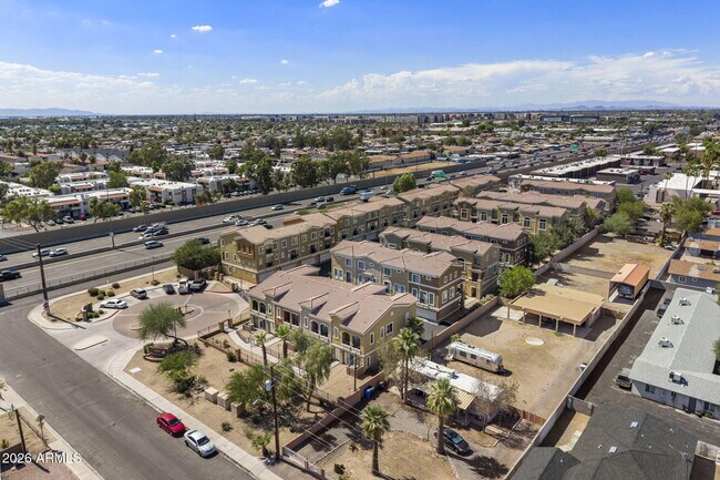 Building Photo - 2450 W Glenrosa Ave