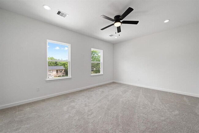 Building Photo - 1071 St Clair St