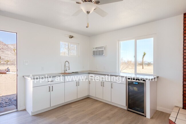 Building Photo - Modern Comfort in Scenic Landers