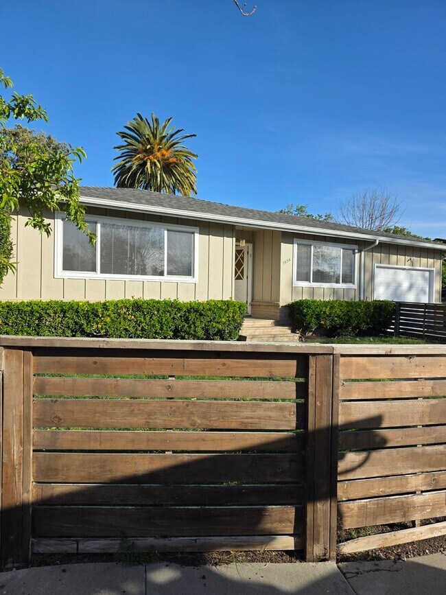 Building Photo - MG11-1036-1038 Dodge Drive