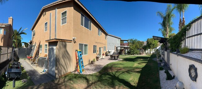 Building Photo - Large 4 bedroom / 3 bathroom San Jacinto Home