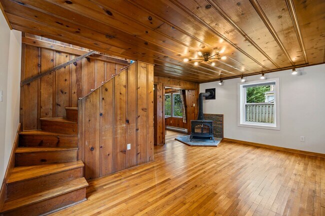 Building Photo - Charming Black Mountain Rental!