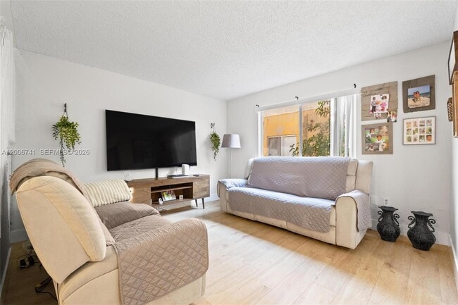 Building Photo - 6235 SW Kendale Lakes Cir