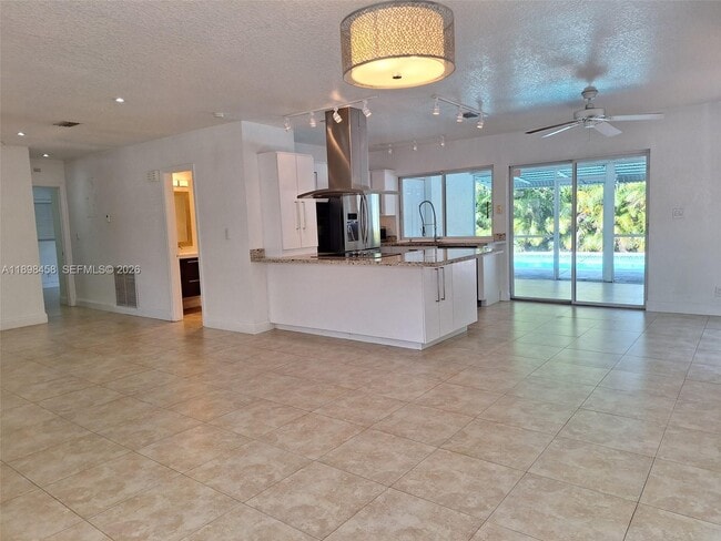 Building Photo - 1575 NE 38th St