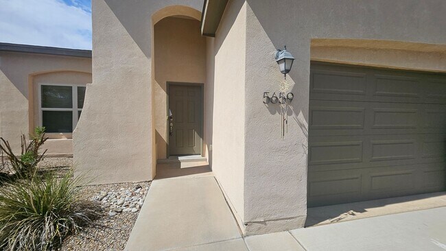 Building Photo - 3 bedroom 2 bath