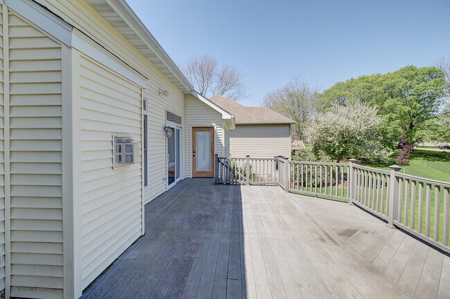 Building Photo - 403 E Main St