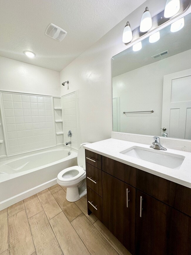 Building Photo - HC509