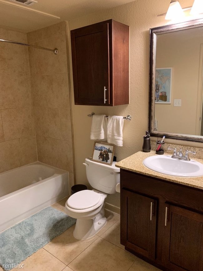 Building Photo - 1 br, 1 bath Apartment - 2420 Clark st.