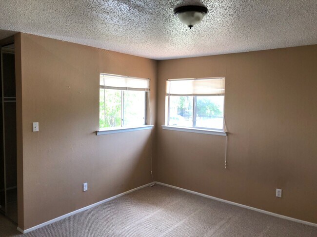 Building Photo - AVAILABLE NOW!