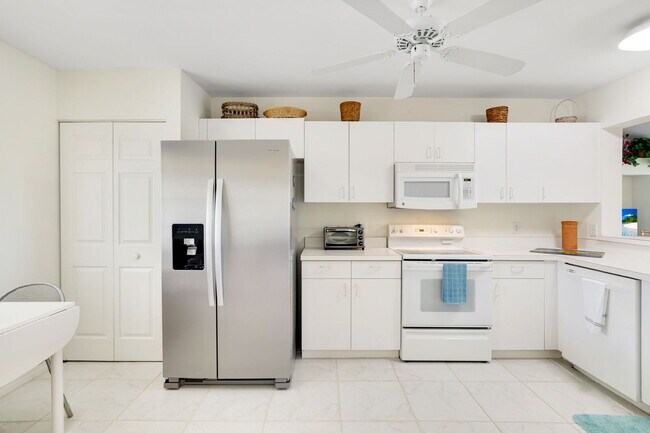 Building Photo - Furnished 2BR + Den Condo in Sapphire Lake...