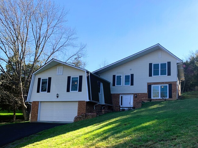 Building Photo - Blacksburg Country Club Home