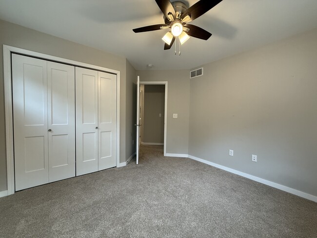 Building Photo - 1318 N Dodge St Ct
