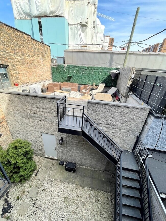 Building Photo - 3039 N Sheffield Ave