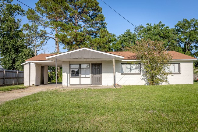 Building Photo - Cute 3 Bedroom Rental