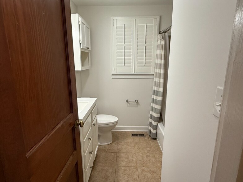 Building Photo - 2207 Pinewood Rd