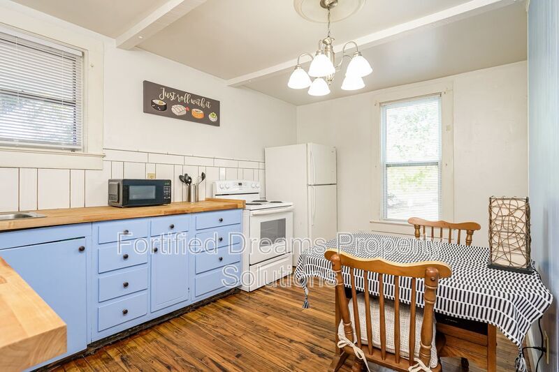 Building Photo - 400 S Spring St