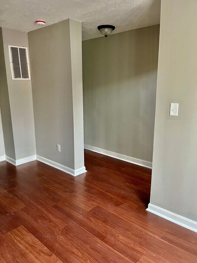 Building Photo - Fully Renovated!