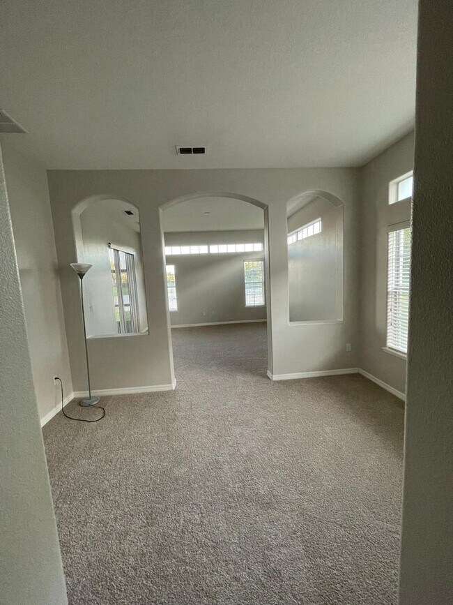 Building Photo - BRISTOL ESTATES 4 BEDRROM, 4 BATHROOMS, 3 CAR GARAGE HOUSE