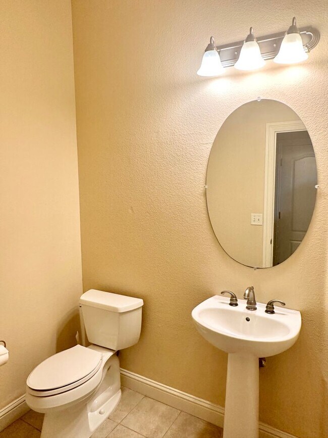 Building Photo - Stunning5 Bedroom North Fresno Granville