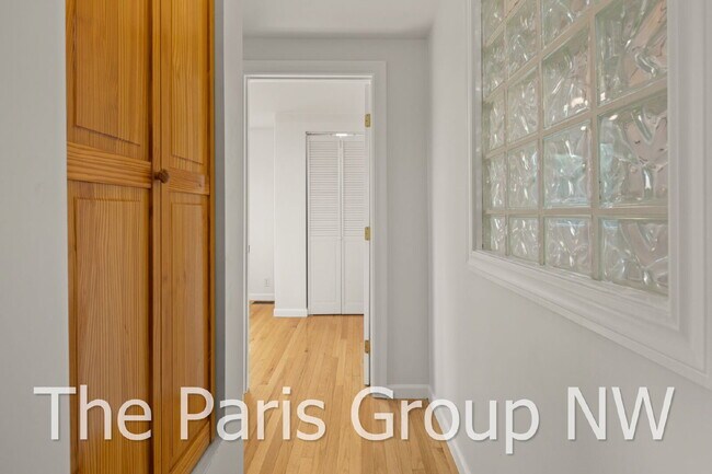 Building Photo - Delightful Magnolia 4br Remodel * Walkable Salmon Bay Location, Central Yet Quiet