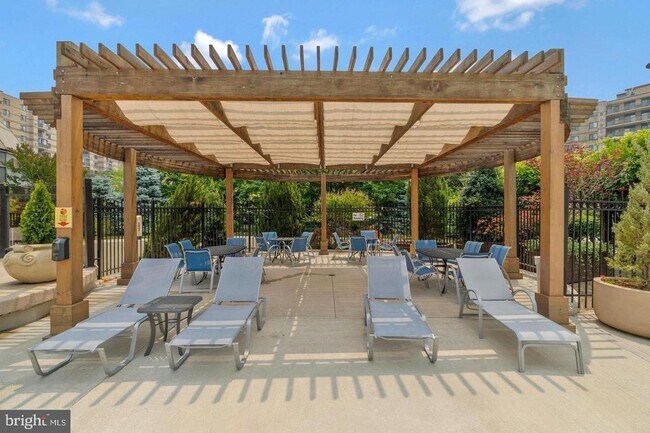 Building Photo - 8350 Greensboro Dr