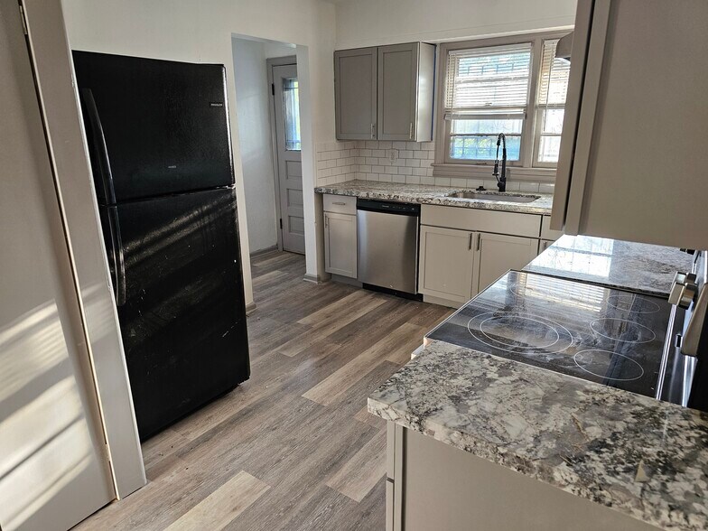 Building Photo - 5240 Highland Ave