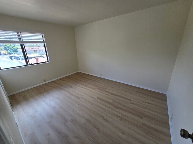 Building Photo - Spacious 4-Bedroom Townhome for Rent in De...