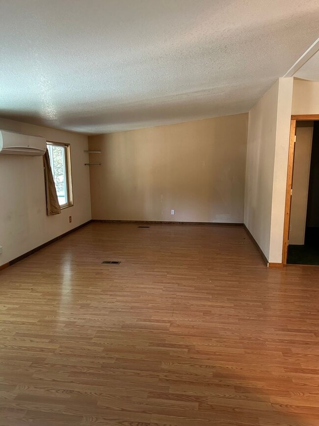 Building Photo - Cute Home Close to Everything