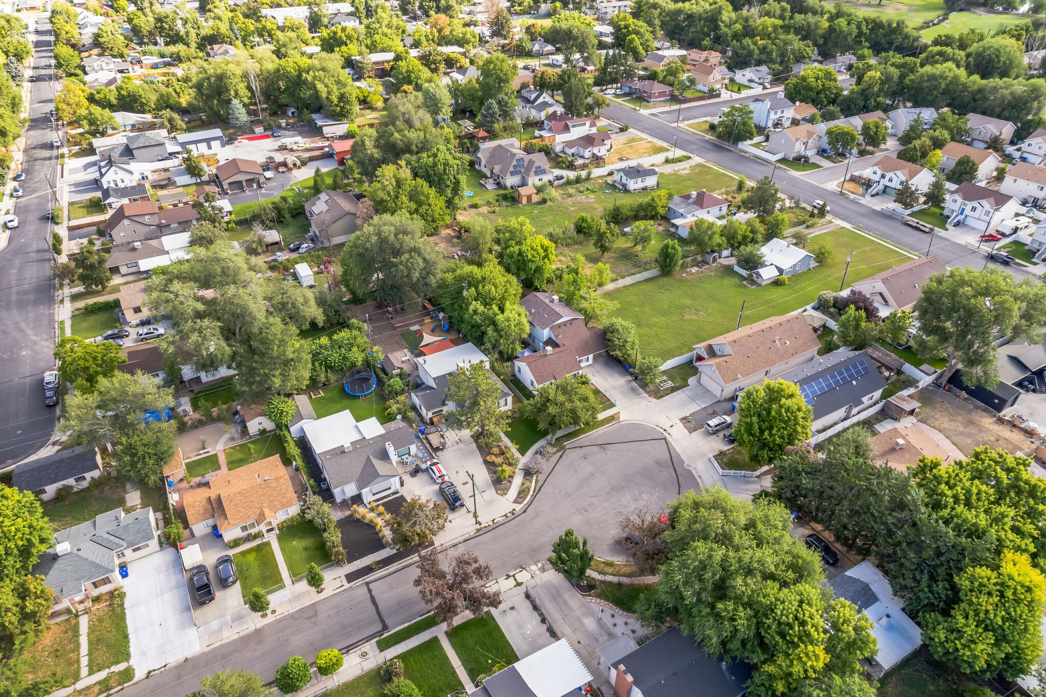 Surrounded by green space - 401 E Maxwell Ln