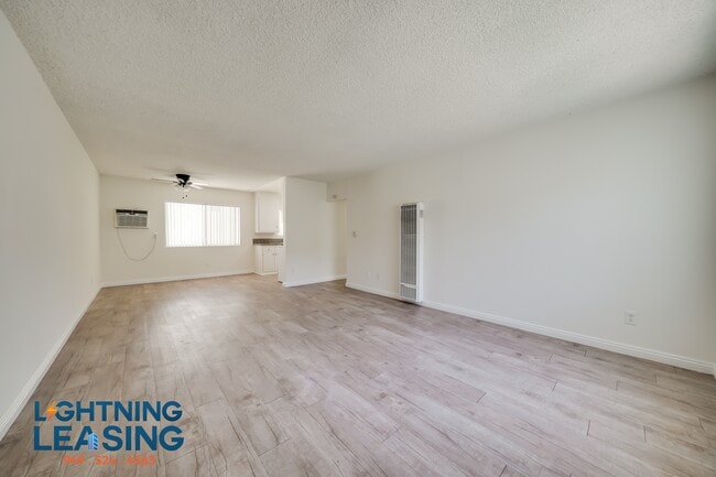 Building Photo - 5132 1/2 Yarmouth-25D