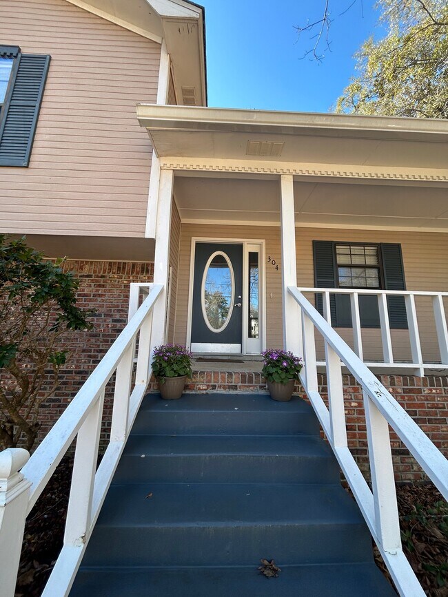 Building Photo - 304 E Silver Oak Dr