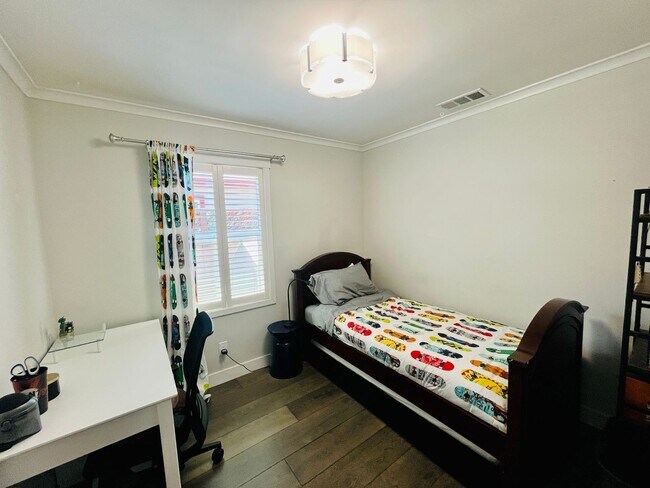Building Photo - Stunning 3 Bed 2 Bath Downtown Sunnyvale w...