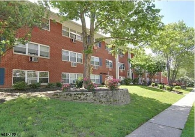 Building Photo - 220 W Sumner Ave