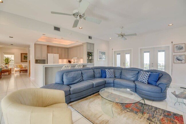 Building Photo - 8 Floral Ave