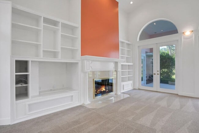 Building Photo - 3/2.5 in Pelican Bay