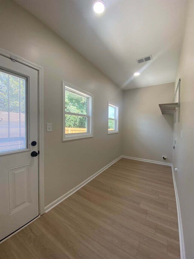 Building Photo - 797 N Merton St