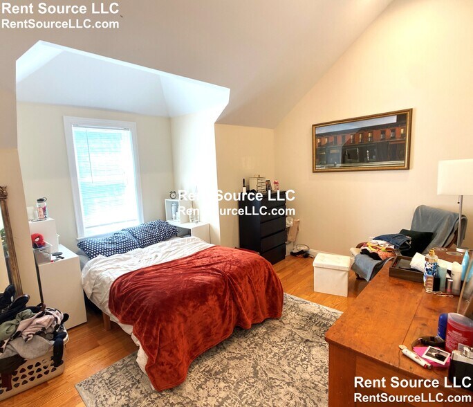 Building Photo - 537 Main St