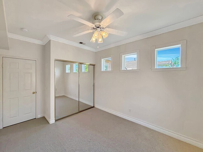 Building Photo - Beautiful & Spacious 5BD/3BA House in East...