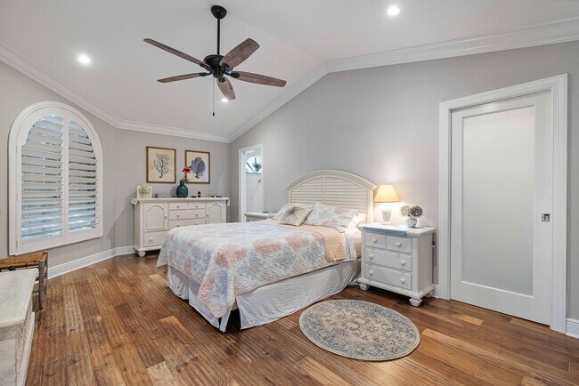 Building Photo - 2706 Fairway Dr N