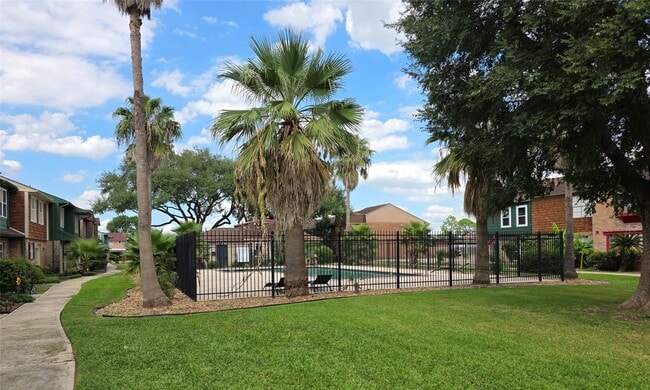 Building Photo - 1053 Willow Oaks Cir
