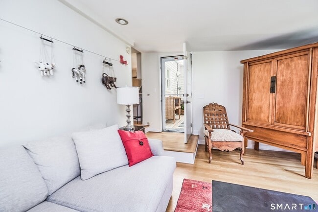 Building Photo - 188 Compo Rd S