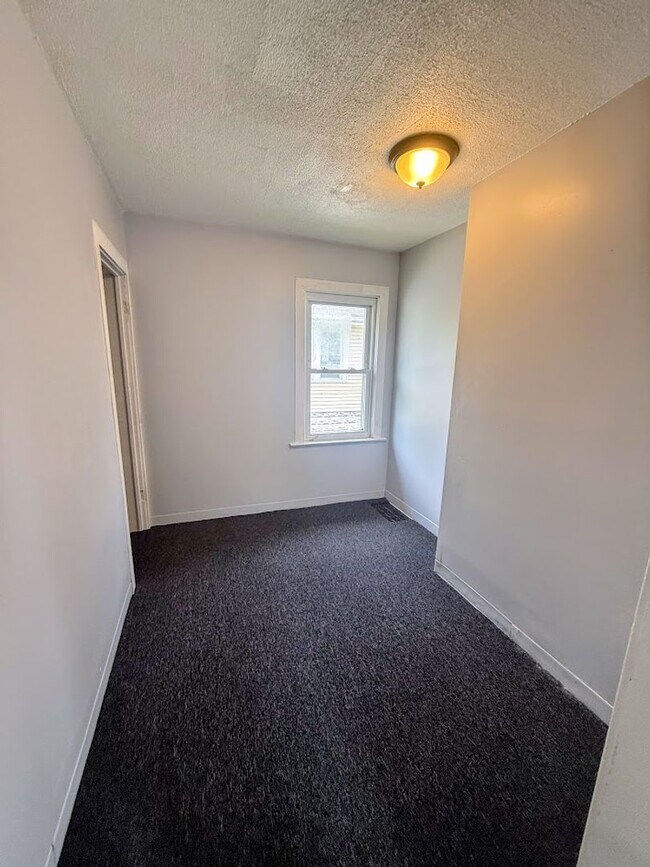 Building Photo - Three bedroom one bathroom home for rent