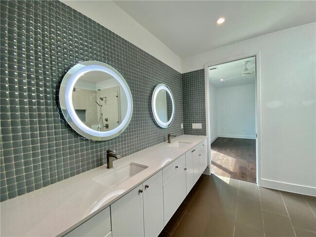 Building Photo - 1905 Riverview St