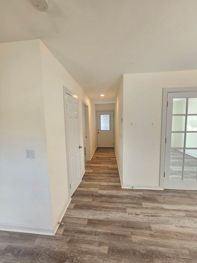 Building Photo - 2 bed 1 bath home + bonus room near Joshua...