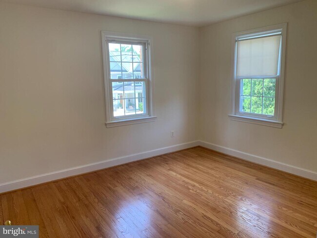 Building Photo - 5203 Saratoga Ave