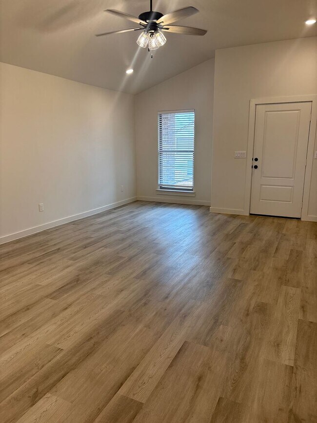 Building Photo - This Wont Last Long!!!