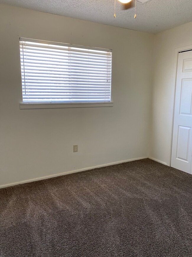 Building Photo - Great Starter Home