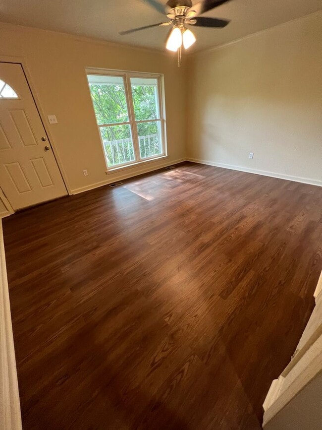 Building Photo - Nice Spacious 3 Bed 1.5 Bath House Total Electric.  Yard Care Included.  Fridge & Washer and Drye...