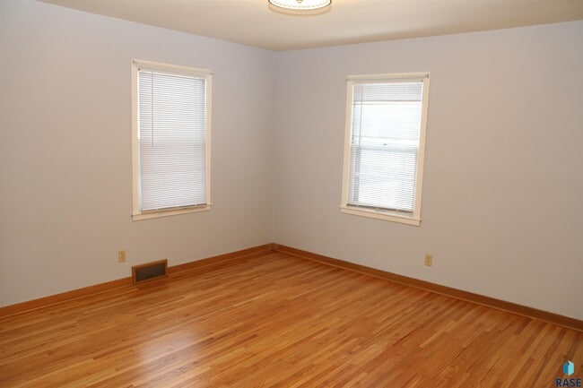 Building Photo - 1905 S Western Ave